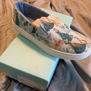 Girl Disney X Toms